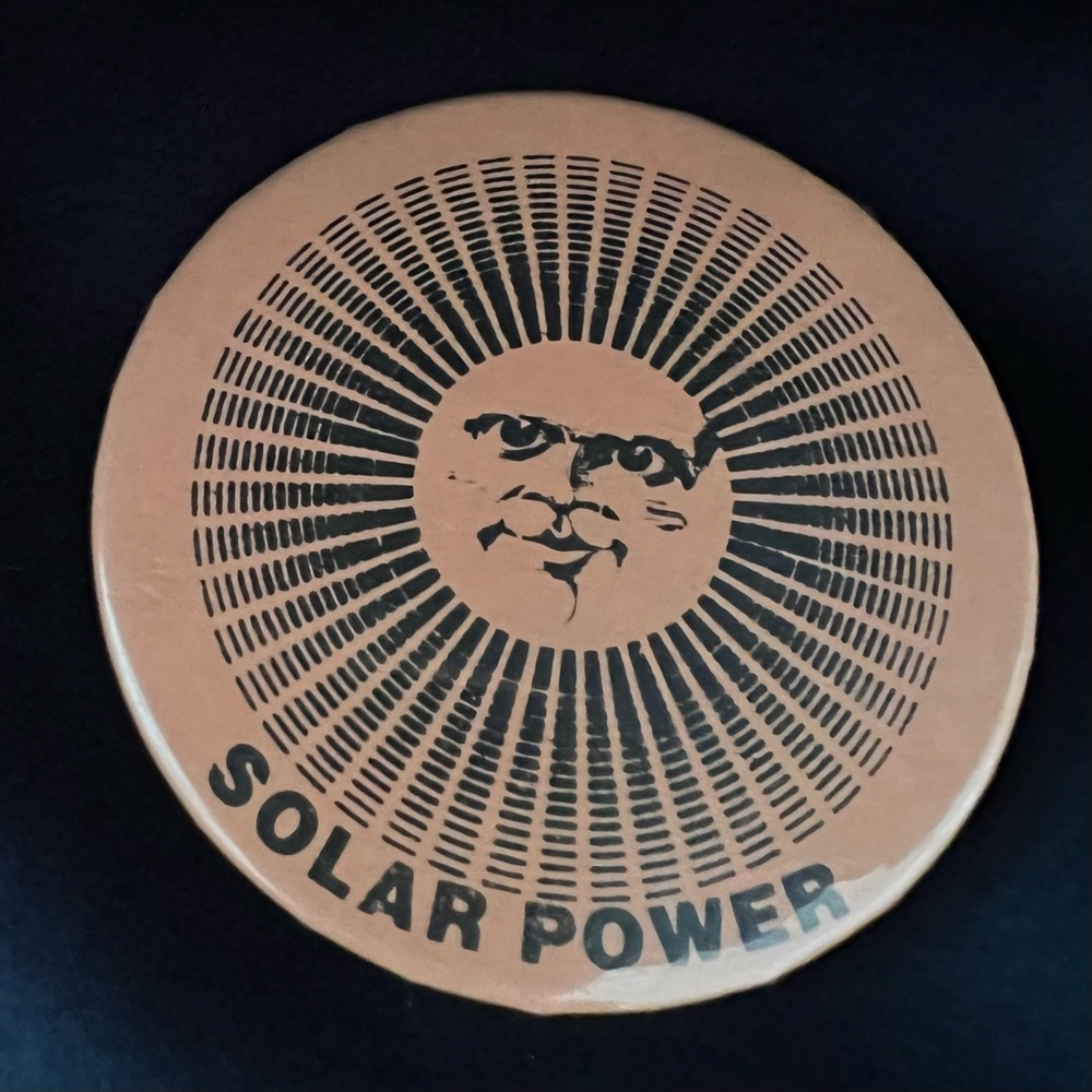 Solar Power Button 1970 - Picture 5 of 5